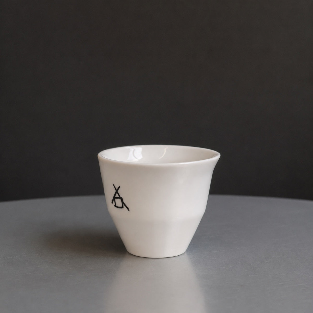 A sleek 2-WAY CUP showcasing a modern design with a logo, ideal for enjoying specialty coffee flavors.